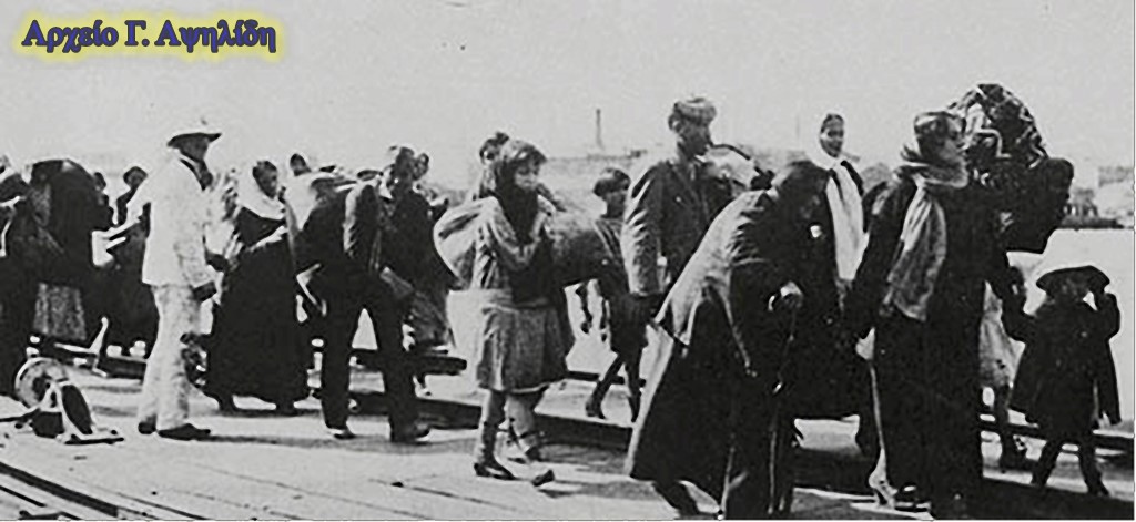  πρόσφυγες καθώς αφήνουν τα σπίτια τους